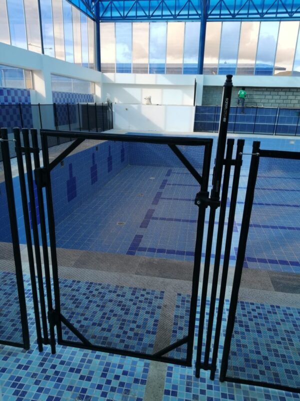 Puerta  en textilene para cerramiento de piscina