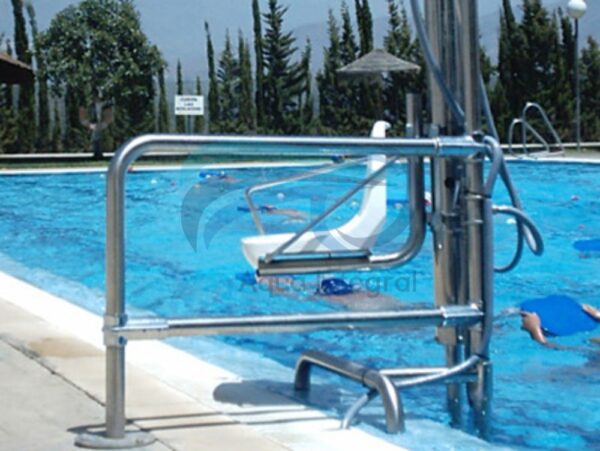 Silla para personas en condicion de discapacidad en piscina